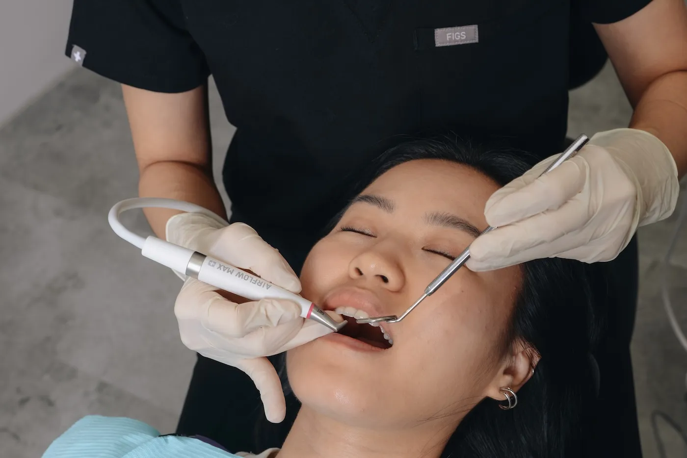 Teeth cleaning with EMS Airflow
